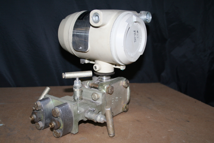 Pressure transmitter STD120 ST3000 0-10 in H2O Honeywell w/valve