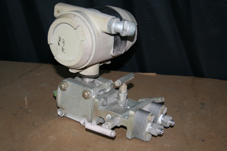 Pressure transmitter STD120 ST3000 0-15 in H2O Honeywell w/valve