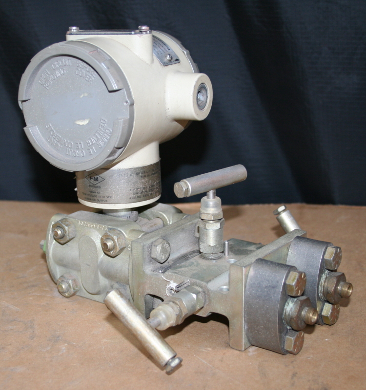 Pressure transmitter STD924 ST3000 0-25 in H2O Honeywell w/valve
