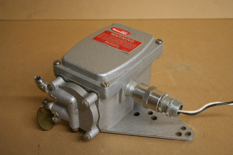Electro-Pneumatic Pressure Transducer, 3-15psi out, 8005A Masoneilan